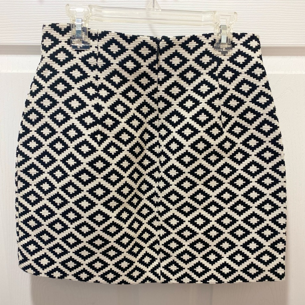 Zara Woman Mini Geometric Black White pattern Skirt, Size Small.